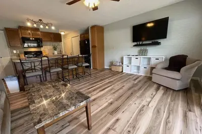 Image de Cozy 1-bedroom condo in charming Village of Four Seasons with WiFi, fitness room