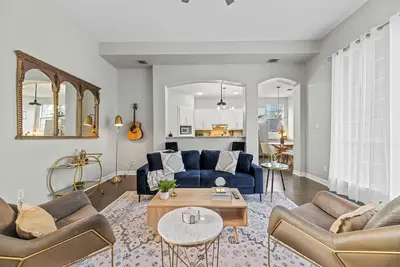 Image de Luxe 5bd Home, Heated Pool, Game Room, King Beds, Family-Friendly