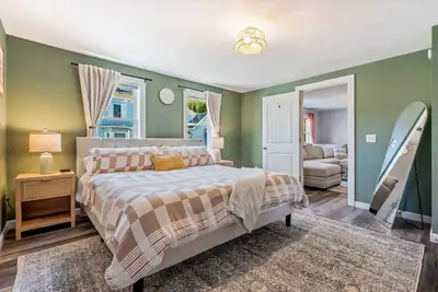 Image de The Downtown Den - King Bed, Dog Friendly, Fire Pit, Parking, Family Friendly