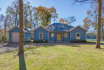 Relax in the Blue Cottage Retreat w/ lakefront views & walk down access to water
