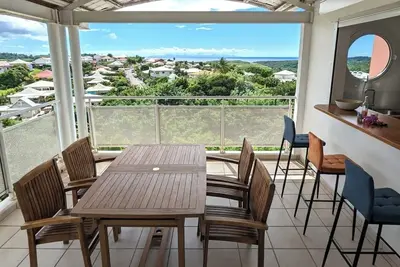 Image de Ti’Eolia bien situé, au calme avec vue mer/montagne. \n2 chbres, 2 salles de bain