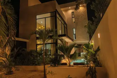 Image de This stylish getaway is perfect for group trips, families or couples retreats.