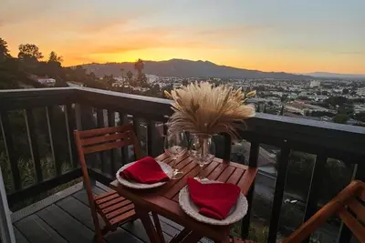 Image de The Ultimate Pairing: Unmatched Comfort & Breathtaking City Views!