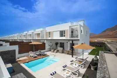 Image de Brand new 3-bedroom villa, heated pool, hot tub and pool table in Playa Blanca