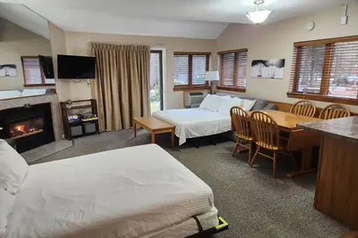 Image de Evergreen Lodge at Attitash Mountain base, ski, hot tubs, pool, Wifi & Fireplace