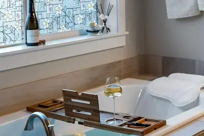 Image de Serenity: a Luxe home near Dt