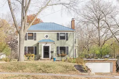 Image de Spacious 5-bedroom house in peaceful Ames neighborhood just steps from campus.