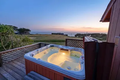 Image de Cozy Sea View Cabin - Ocean Views - Hot Tub