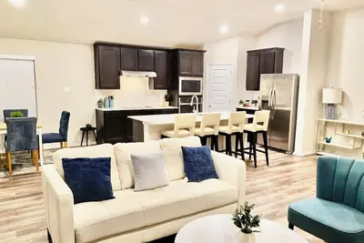 Image de Tranquil Lake Town Retreat w/ Luxurious King Beds!