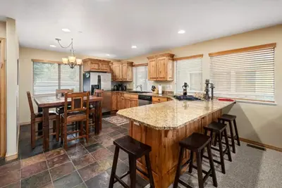 Image de Timberline Condo at Moose Hollow, end unit w/ full windows, steps from hot tub