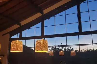 Image de Glass house surrounded by nature