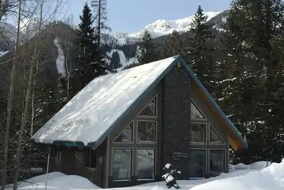 Image de Hot Tub | Ski In | 10 Min Walk to the Lifts