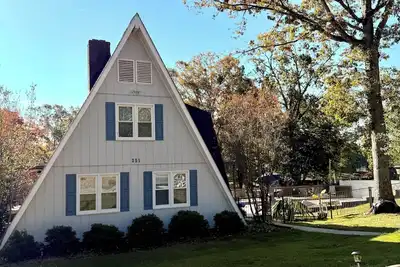 Image de Hailey’s Lake House with Pool and Hot Tub.