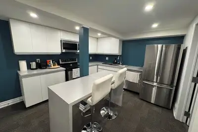 Image de Basement in Ajax w/ Private Entrance (Near Waterfront)