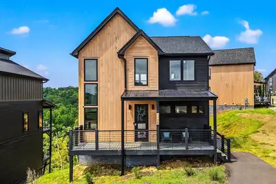 Image de The Cozy Nook~ New Luxurious Modern Retreat Cabin with Hot Tub, Game Room, Grill