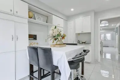 Image de Chic and modern basement with 2\nLuxury Modern bedrooms with Separate Entrance