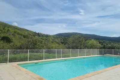 Image de Belle maison avec vue et piscine partagée
