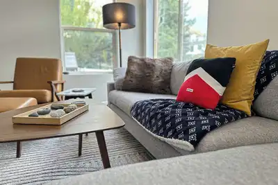Image de The Steep Mountain Chalet - A modern, smart, and serene home.