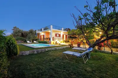 Lily's Cottage, secluded, Sea View Villa with private pool and amazing Garden