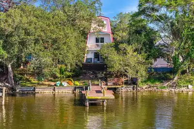 Image de Rose's Riverside Chalet - 4br Waterfront Escape  - 4br Waterfront Escape with Kayaks!
