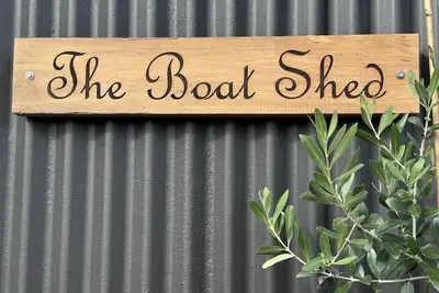Image de The Boat Shed is a boutique, rustic style 2 bedroom studio close to the river.