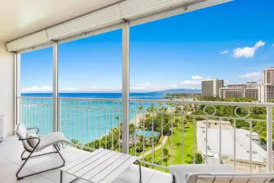Image de 1 Bedroom Suite with Breathtaking Ocean Views! Waikiki Shore 1210