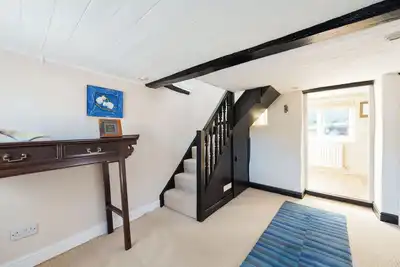 Image de 17th century cottage nr Harry Potter Studios, train into C. London, airport.