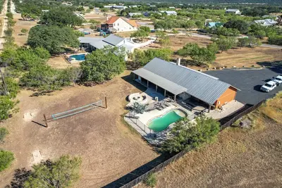 Image de Moon River/Fenced Pool, Close to Golf and Frio, Volleyball, No Bunks, Free Frio