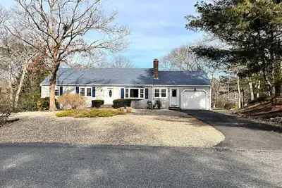 Image de New Updated 3 bdrm 2 bath, light and bright home with central Ac. Amazing large deck overlooking a pond. Landlord Beach pass included