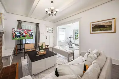 Image de Bright 3br Home Near Uw / Children Hospital w| gym