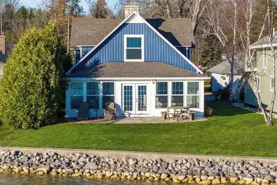 Image de Come Make Memories at the Blue Bird Lake House!