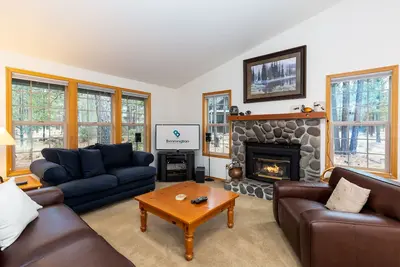 Image de Diam21 | Hot Tub + A/C | Near Fort Rock Park/Bike Path | Ping Pong | Sleeps 6
