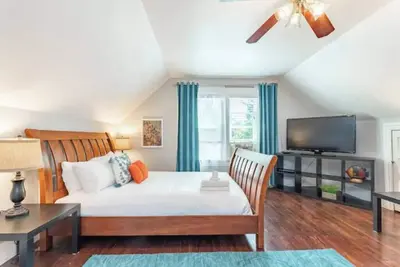 Charming 3bed Home w/ Yard - Walk Score 91!