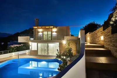 Image de Hannah Villa Stalos: spacious, quiet villa w/sea and mountain view