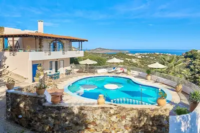 Image de Sophia Villa Stalos: spacious, quiet villa w/sea and mountain view