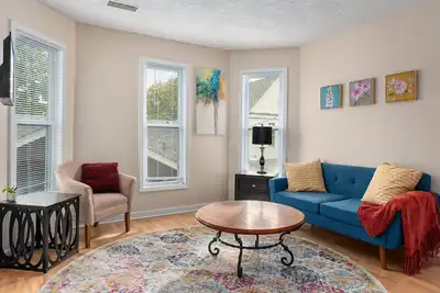 Image de Dahlia Apartment - In Quiet Corcoran Neighborhood with Easy Access to Downtown
