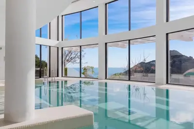 Image de Hillside flat with pool by Costarentals - Ref M49