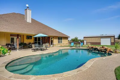 Image de 4 Mi to Dtwn: Home w/ Pool in Stephenville!
