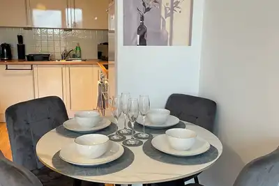 Image de home away from home! - free parking, only 10 mins from city!