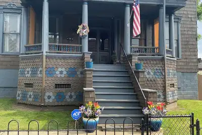 Image de Charming Wheeling Island home. Large cozy and spacious! Your home away from home
