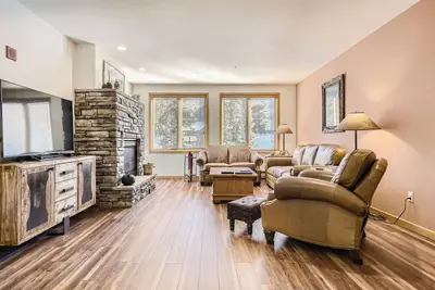 Image de Lovely Huge 2 Bedroom Condo/ Walk to Lifts!