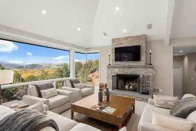 Image de Luxurious Estate with Stunning Views