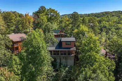 Image de Log cabin w/ hot tub, arcade game, & stunning views + Free Attraction Tickets