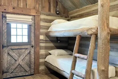 Image de The Corn Crib Cabin at Green Frog Farm