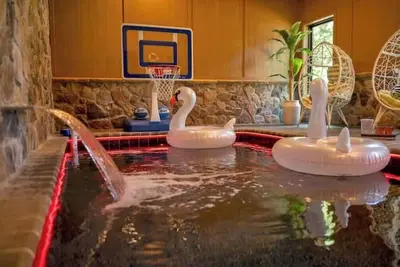 Image de 3-Bedroom Chalet w/Indoor Pool, Putt-Putt, Sauna, Hot Tub, Game Room & More!