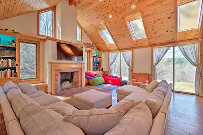 Image de Home on 40 Acres and Game Room with Pinball!