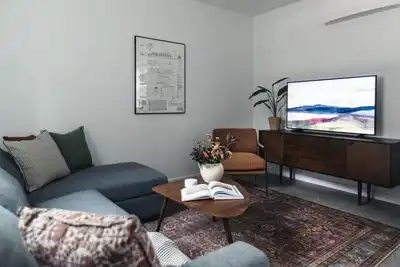 Image de Modern 1 bedroom apartment located in a historic building constructed in 1896