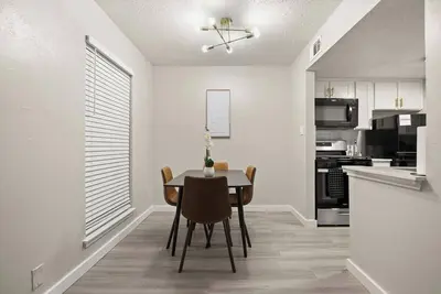 Image de Central and Cozy condo close to Downtown and University