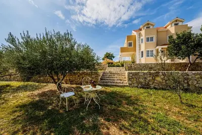 Image de Luxurious Haven Villa with Pool and Mediterranean Garden - Five Bedroom Villa with Pool