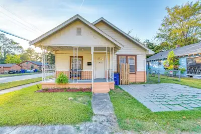 Image de 4 Mi to Dtwn Little Rock: Studio w/ Porch